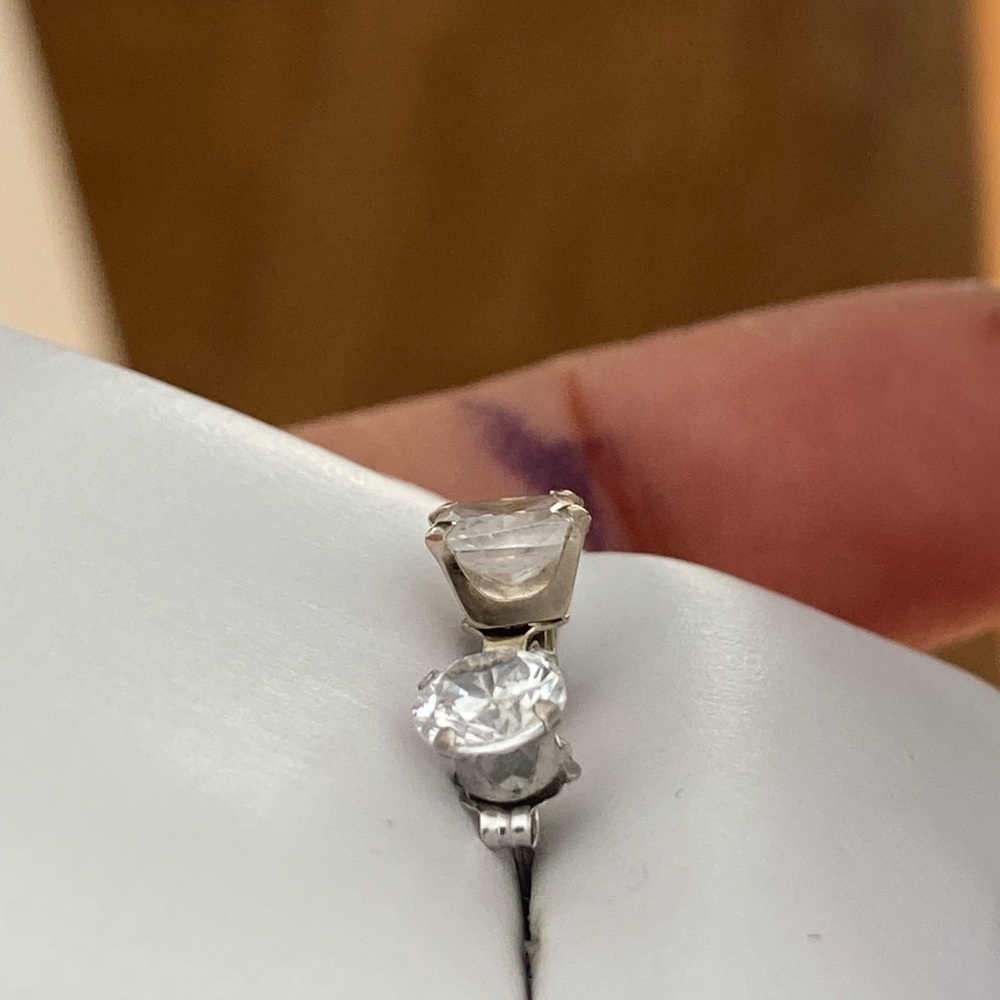 10k 2 single white gold Stud Earrings - Picture 7 of 9